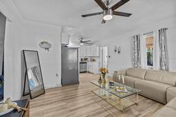 Picture of 164 NW Lincoln Circle N, St Petersburg, FL 33702