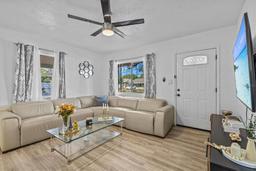 Picture of 164 NW Lincoln Circle N, St Petersburg, FL 33702