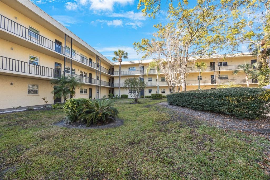 Picture of 11485 Oakhurst Road Unit 111, Largo, FL 33774