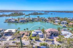 Picture of 810 Siesta Drive, Sarasota, FL 34242