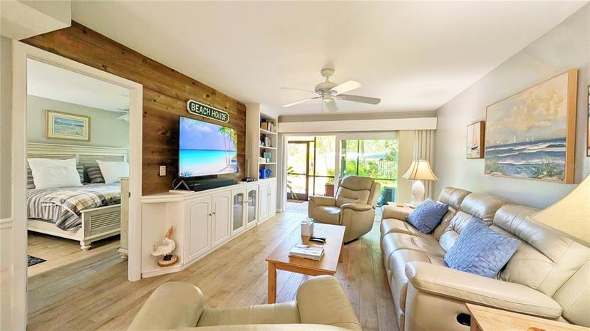 Picture of 512 W Venice Avenue Unit 102, Venice FL 34285