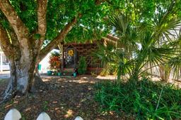 Picture of 948 Dora Avenue, Tavares, FL 32778