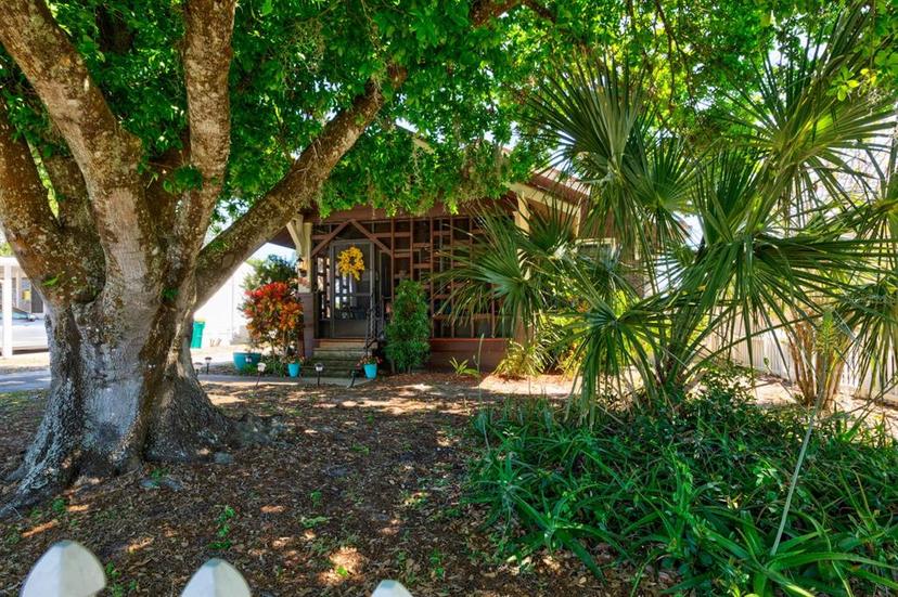 Picture of 948 Dora Avenue, Tavares FL 32778