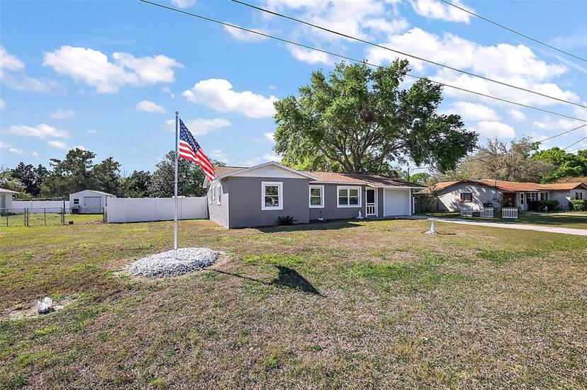 Picture of 900 Maple Avenue, Fruitland Park FL 34731
