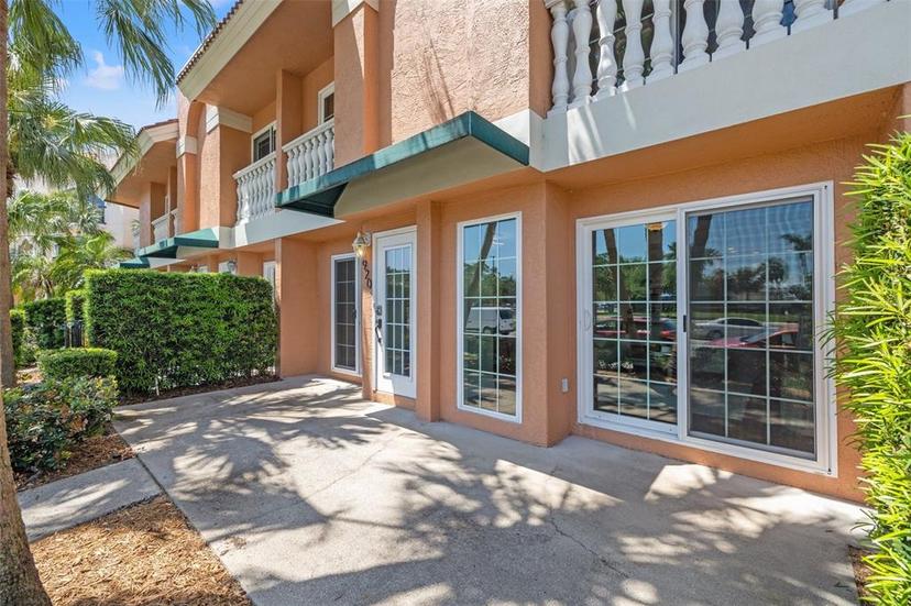Picture of 920 N Shore Drive Ne, St Petersburg FL 33701