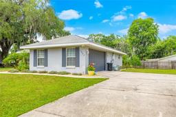 Picture of 1007 Cr 463B, Lake Panasoffkee, FL 33538