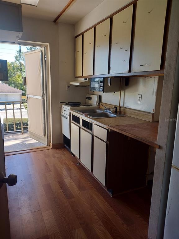 Picture of 2155 Wood Street Unit B4, Sarasota FL 34237