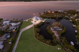 Picture of 327 Riverpoint Drive Ne, Bradenton, FL 34208