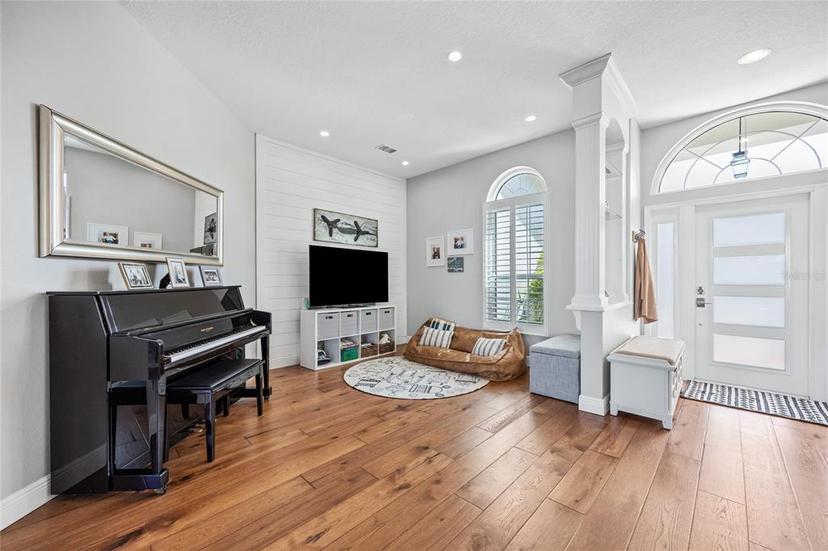 Picture of 1002 Romano Court Ne, St Petersburg FL 33702