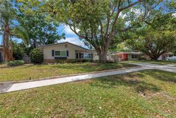 Picture of 9044 Lynwood Drive, Seminole, FL 33772