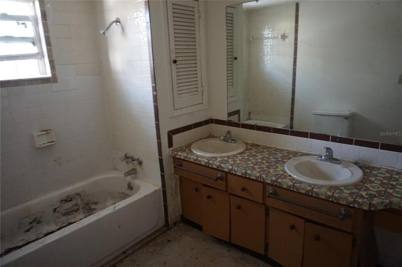 Picture of 2335 Murilla Way S, St Petersburg FL 33712