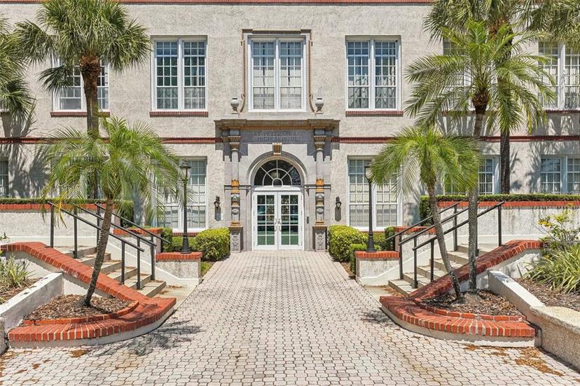 Picture of 701 Mirror Lake Drive N Unit 100, St Petersburg FL 33701