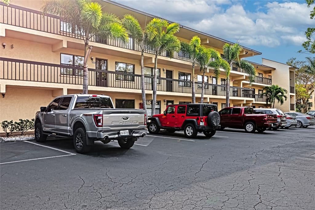 Picture of 425 30Th Avenue W Unit C208, Bradenton, FL 34205