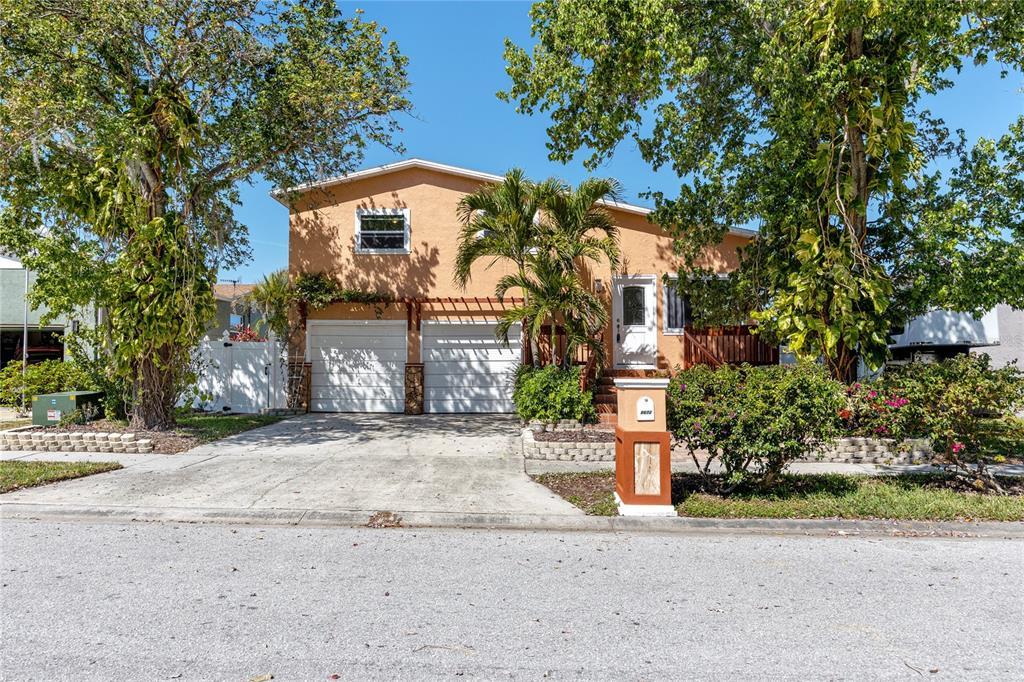 Picture of 8672 Rue Chateaux Drive, Seminole, FL 33777