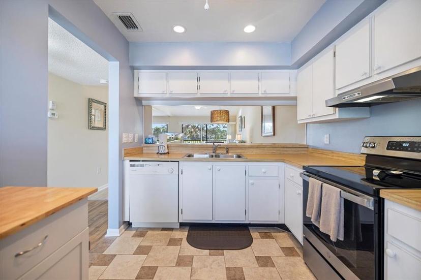 Picture of 758 Bird Bay Drive W Unit 169, Venice FL 34285