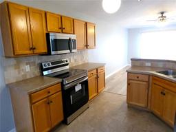 Picture of 12925 Parkington Drive, Gibsonton, FL 33534