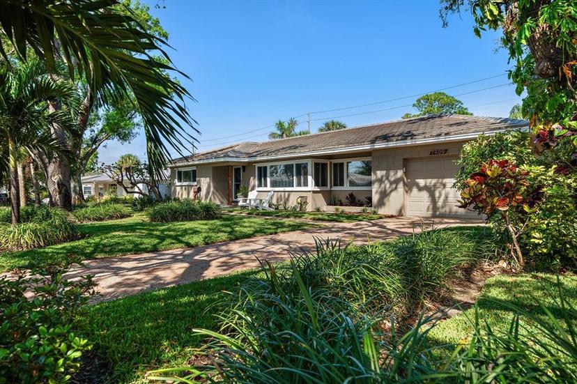 Picture of 7909 Garden Drive N, St Petersburg FL 33710