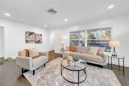 Picture of 136 30Th Avenue N, St Petersburg, FL 33704