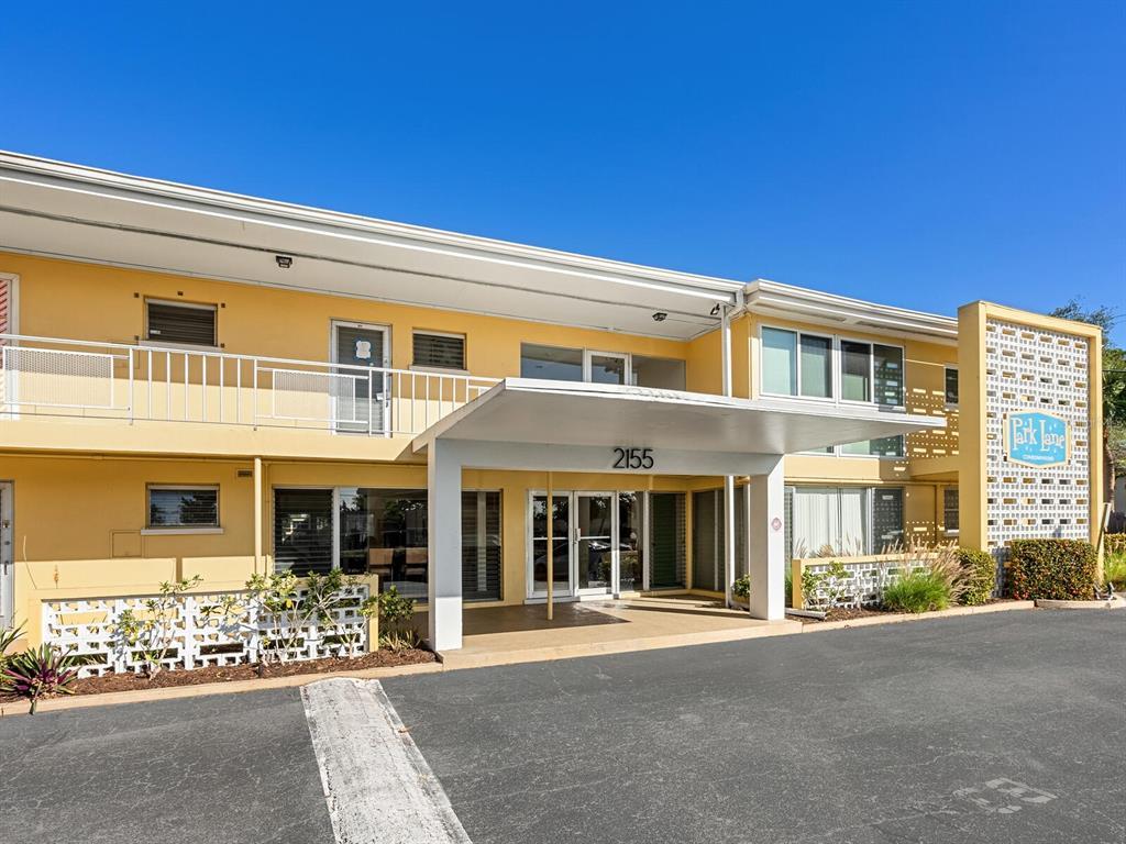 Picture of 2155 Wood Street Unit B18, Sarasota, FL 34237
