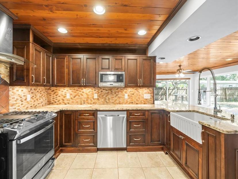 Picture of 13556 Lake Magdalene Drive, Tampa FL 33613