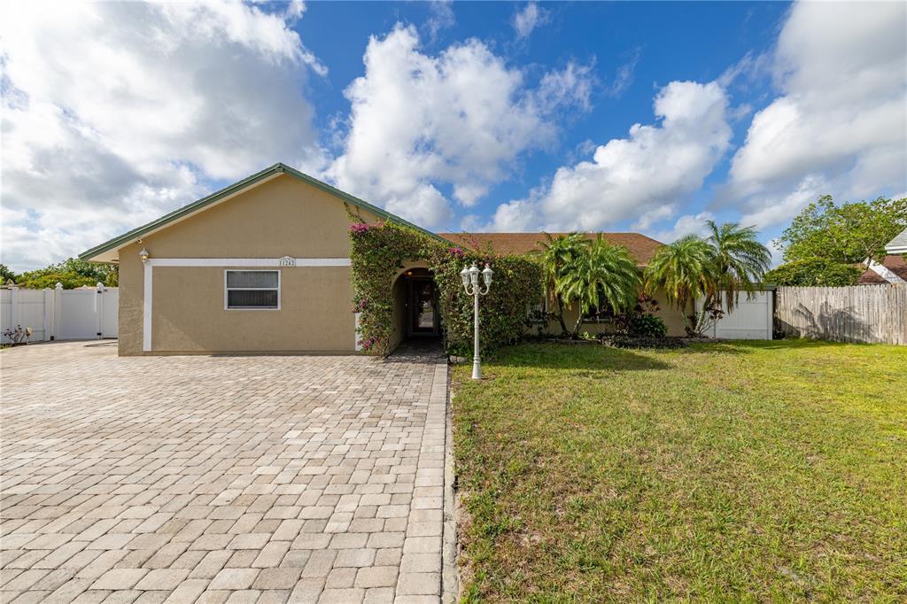 Picture of 11242 Stone Gate Court, Orlando, FL 32837