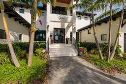 Picture of 389 Bayview Drive Ne, St Petersburg, FL 33704