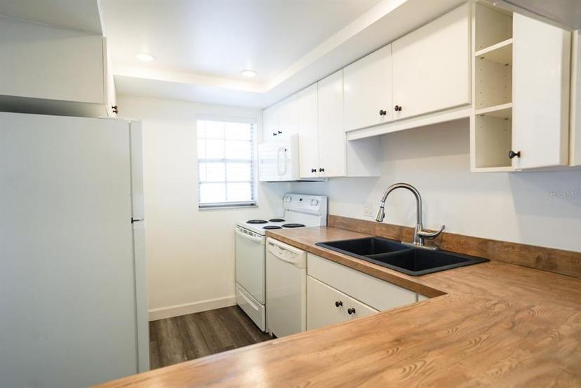 Picture of 3803 N Oak Drive Unit B21, Tampa FL 33611