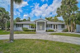 Picture of 105 Island Circle, Sarasota, FL 34242