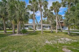 Picture of 105 Island Circle, Sarasota, FL 34242