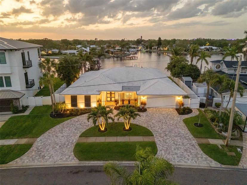 Picture of 935 Eden Isle Drive Ne, St Petersburg FL 33704