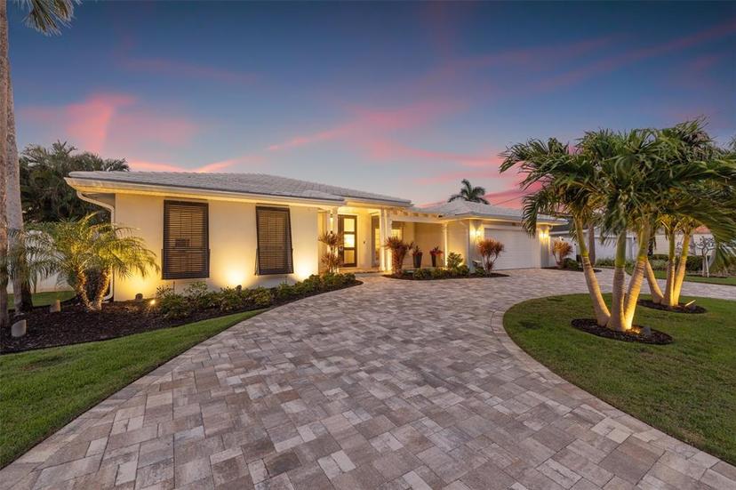 Picture of 935 Eden Isle Drive Ne, St Petersburg FL 33704