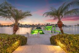 Picture of 935 Eden Isle Drive Ne, St Petersburg, FL 33704