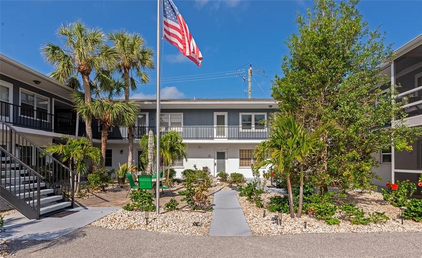 Picture of 236 Harbor Drive S Unit 205, Venice FL 34285