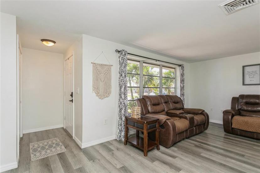 Picture of 560 Oxford Drive, Venice FL 34293