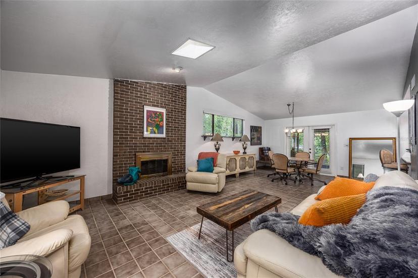 Picture of 3809 NW 10Th Place, Gainesville FL 32605