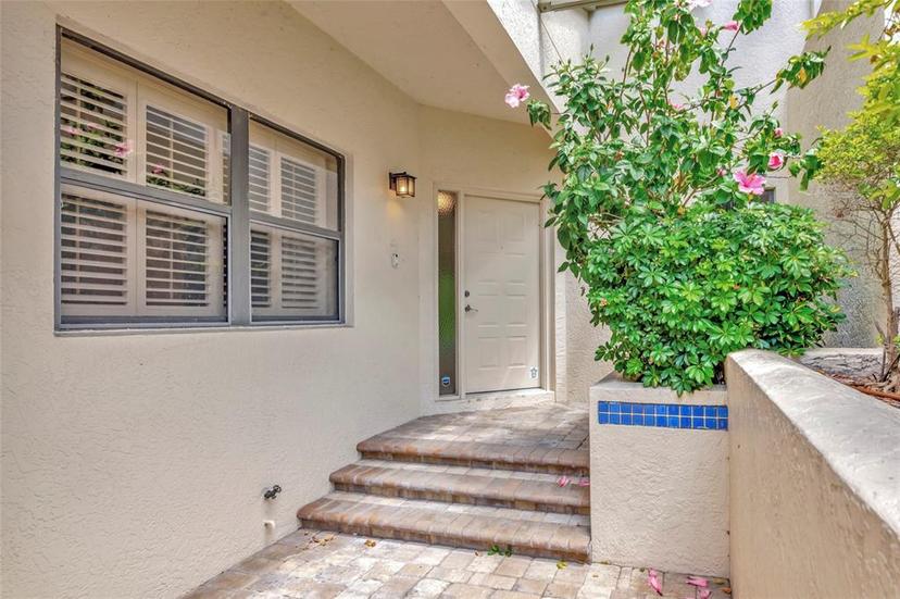 Picture of 1712 Starling Drive Unit 101, Sarasota FL 34231