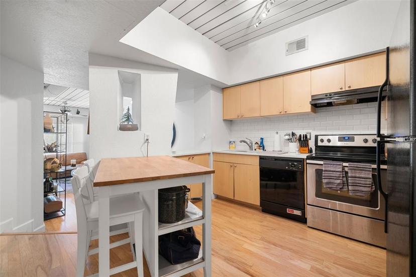 Picture of 2410 W Azeele Street Unit 228, Tampa FL 33609