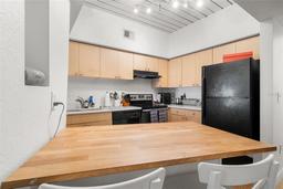 Picture of 2410 W Azeele Street Unit 228, Tampa, FL 33609