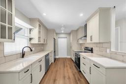 Picture of 208 NE Lincoln Circle N, St Petersburg, FL 33702