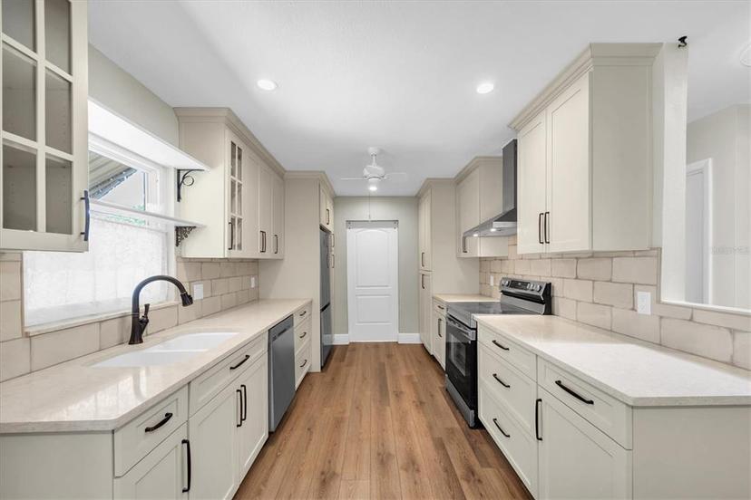 Picture of 208 NE Lincoln Circle N, St Petersburg FL 33702