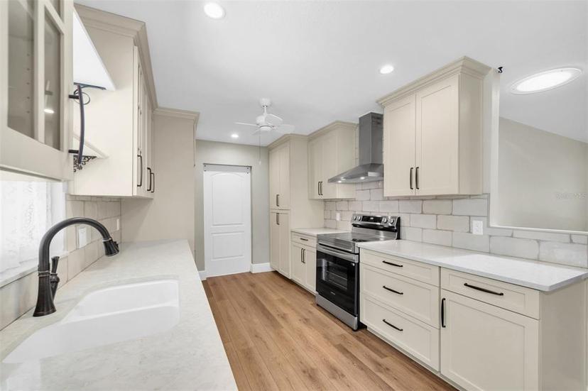 Picture of 208 NE Lincoln Circle N, St Petersburg FL 33702