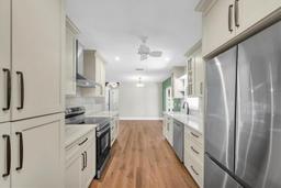 Picture of 208 NE Lincoln Circle N, St Petersburg, FL 33702