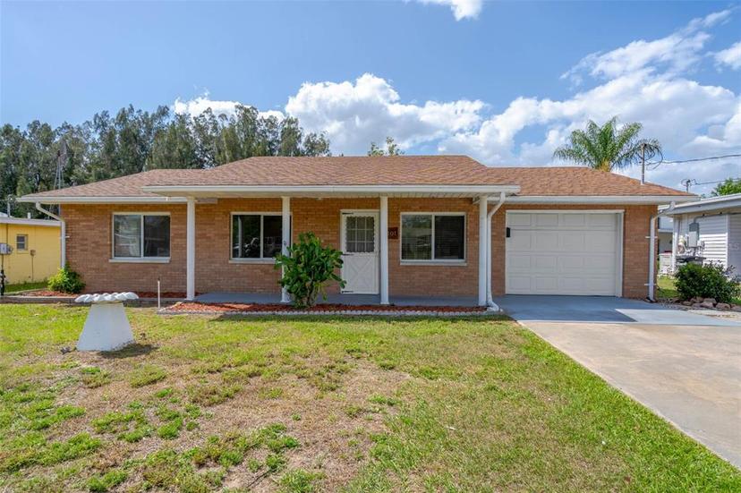 Picture of 1001 Dora Avenue, Tavares FL 32778