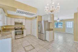 Picture of 1001 Dora Avenue, Tavares, FL 32778