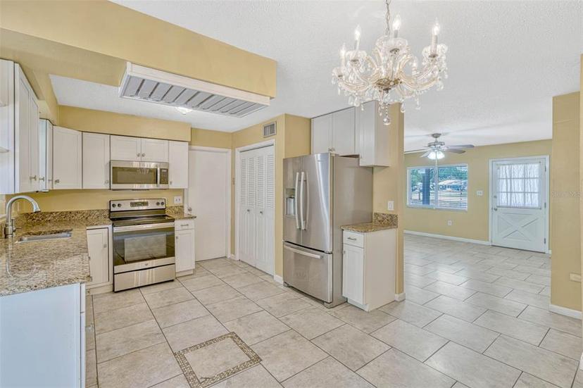 Picture of 1001 Dora Avenue, Tavares FL 32778