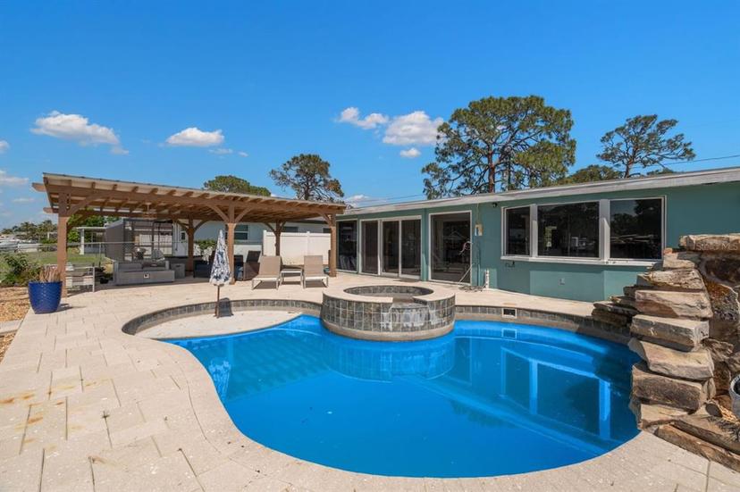 Picture of 221 Tallahassee Drive Ne, St Petersburg FL 33702