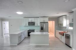 Picture of 306 Island Circle, Sarasota, FL 34242