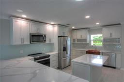 Picture of 306 Island Circle, Sarasota, FL 34242