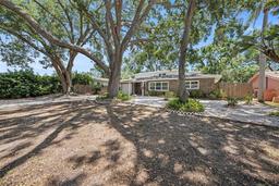 Picture of 1557 Robinson Drive N, St Petersburg, FL 33710
