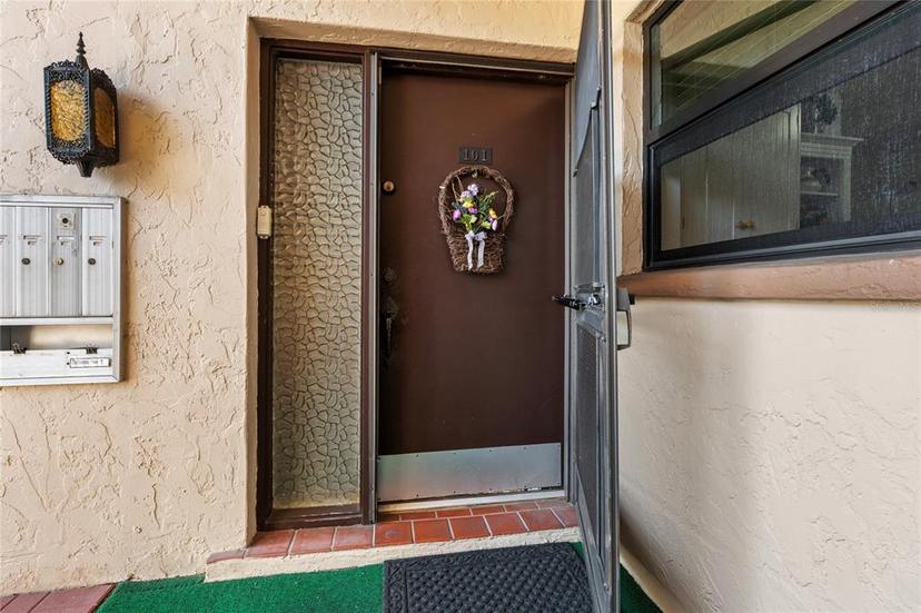 Picture of 2756 Clubhouse Drive Unit 101, Sarasota FL 34232